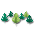 Decoración de abanicos de papel PartyStore con forma de hojas tropicales en tonos verdes para fiestas temáticas