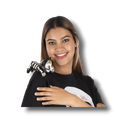 Joven sonriente con un accesorio de hombro PartyStore estilo Catrina de esqueleto pintado sobre su hombro