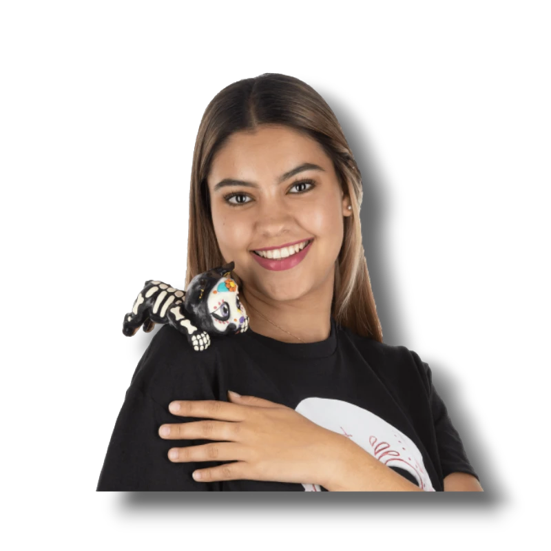 Joven sonriente con un accesorio de hombro PartyStore estilo Catrina de esqueleto pintado sobre su hombro