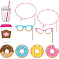Set de 10 accesorios para fotomatón PartyStore con temática de donuts, gafas, vasos y bocadillos de texto coloridos.