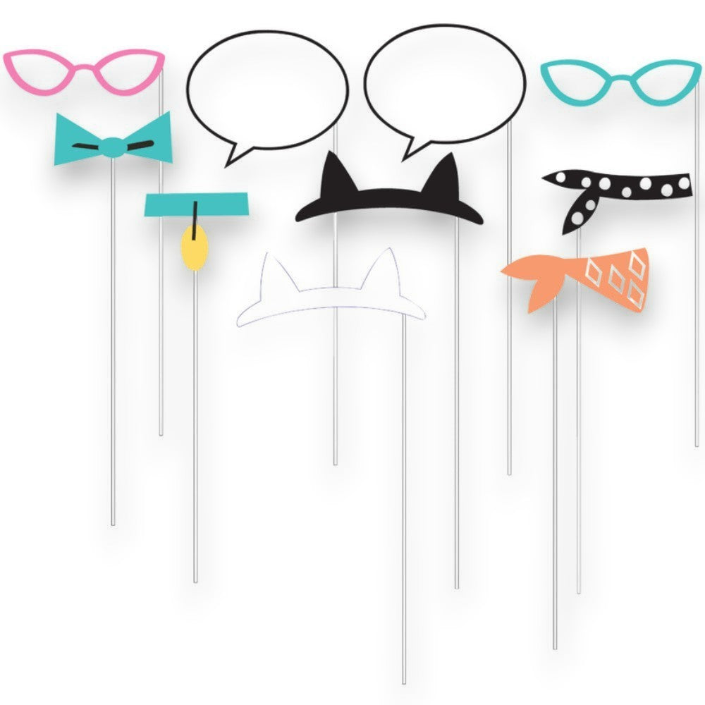 Set de 10 accesorios para fotomatón PartyStore con temática de gatos, incluyendo gafas, bocadillos y pajaritas.