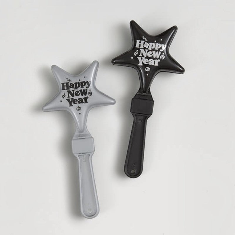 Aplaudidores de estrella PartyStore en colores negro y plateado con la frase Happy New Year para celebraciones