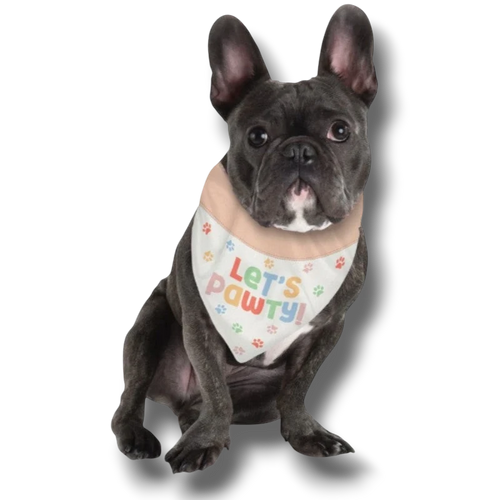 Bulldog francés con bandana PartyStore color crema con estampado de huellas y la frase Let's Pawty