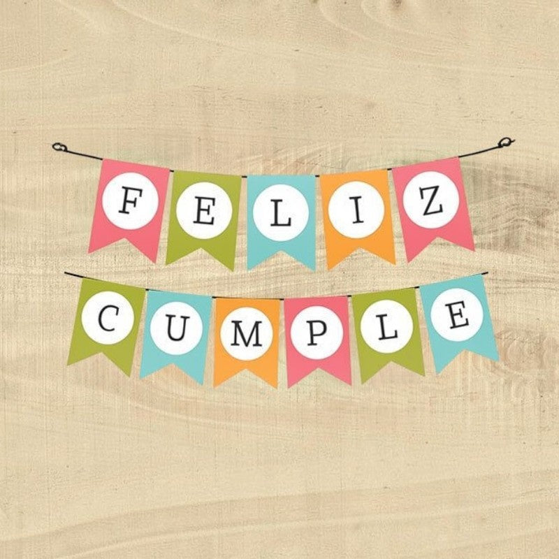 Banderín PartyStore con letras FELIZ CUMPLE en colores vibrantes sobre fondo de madera para decoración de fiestas