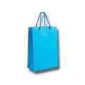 Bolsa de regalo mediana PartyStore color azul bebe con asas de cuerda trenzada sobre fondo blanco