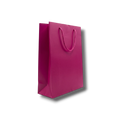 Bolsa de regalo PartyStore color bugambilia de 27cm de alto con asas de cordón trenzado sobre fondo blanco