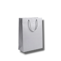 Bolsa de regalo PartyStore color gris de 27cm de alto con asas de cuerda trenzada sobre fondo blanco