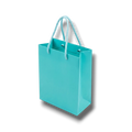 Bolsa de regalo mini PartyStore de color turquesa con asas de cuerda trenzada sobre fondo blanco