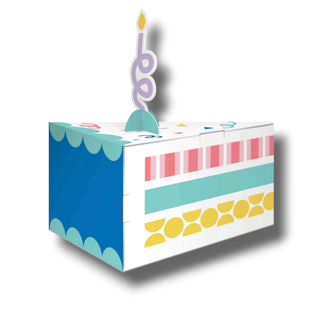 Caja de regalo PartyStore con forma de porción de pastel, decorada con patrones coloridos y una vela de papel