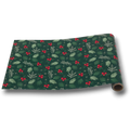 Camino de mesa navideño PartyStore en color verde con estampado de acebo, bayas rojas y ramas de pino