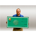 Hombre sosteniendo un cheque gigante de PartyStore con diseño temático de Casino Night en color verde