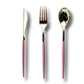 Set de cubiertos PartyStore con acabado dorado y mangos en color rosa, incluye cuchillo, tenedor y cuchara