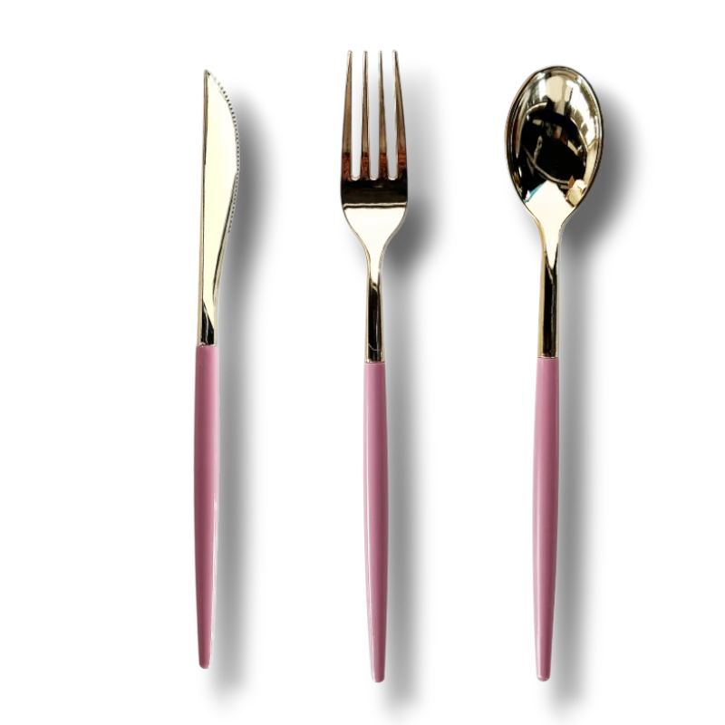 Set de cubiertos PartyStore con acabado dorado y mangos en color rosa, incluye cuchillo, tenedor y cuchara