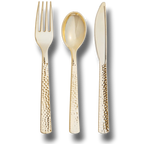 Set de cubiertos PartyStore de plástico color dorado con acabado martillado, incluye tenedor, cuchara y cuchillo.