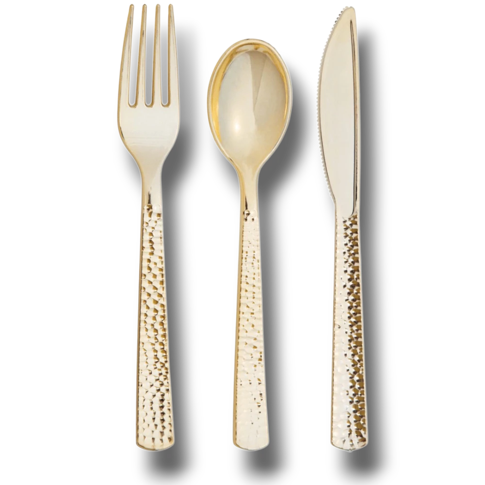 Set de cubiertos PartyStore de plástico color dorado con acabado martillado, incluye tenedor, cuchara y cuchillo.