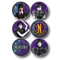 Set de 24 distintivos PartyStore con diseños de Merlina Addams, incluyendo ilustraciones y el escudo de Nevermore.