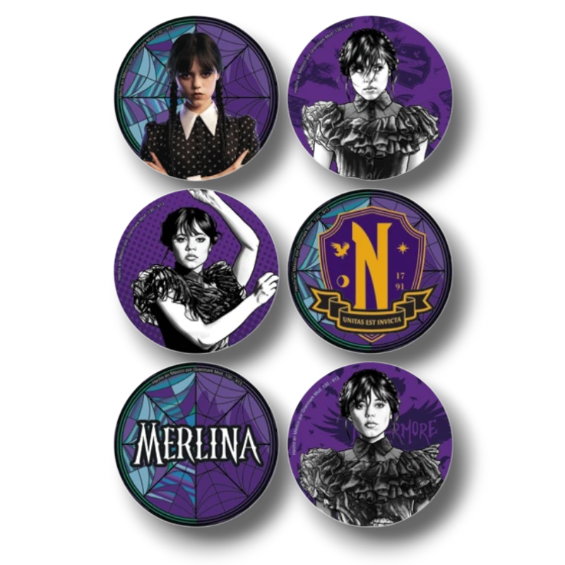 Set de 24 distintivos PartyStore con diseños de Merlina Addams, incluyendo ilustraciones y el escudo de Nevermore.