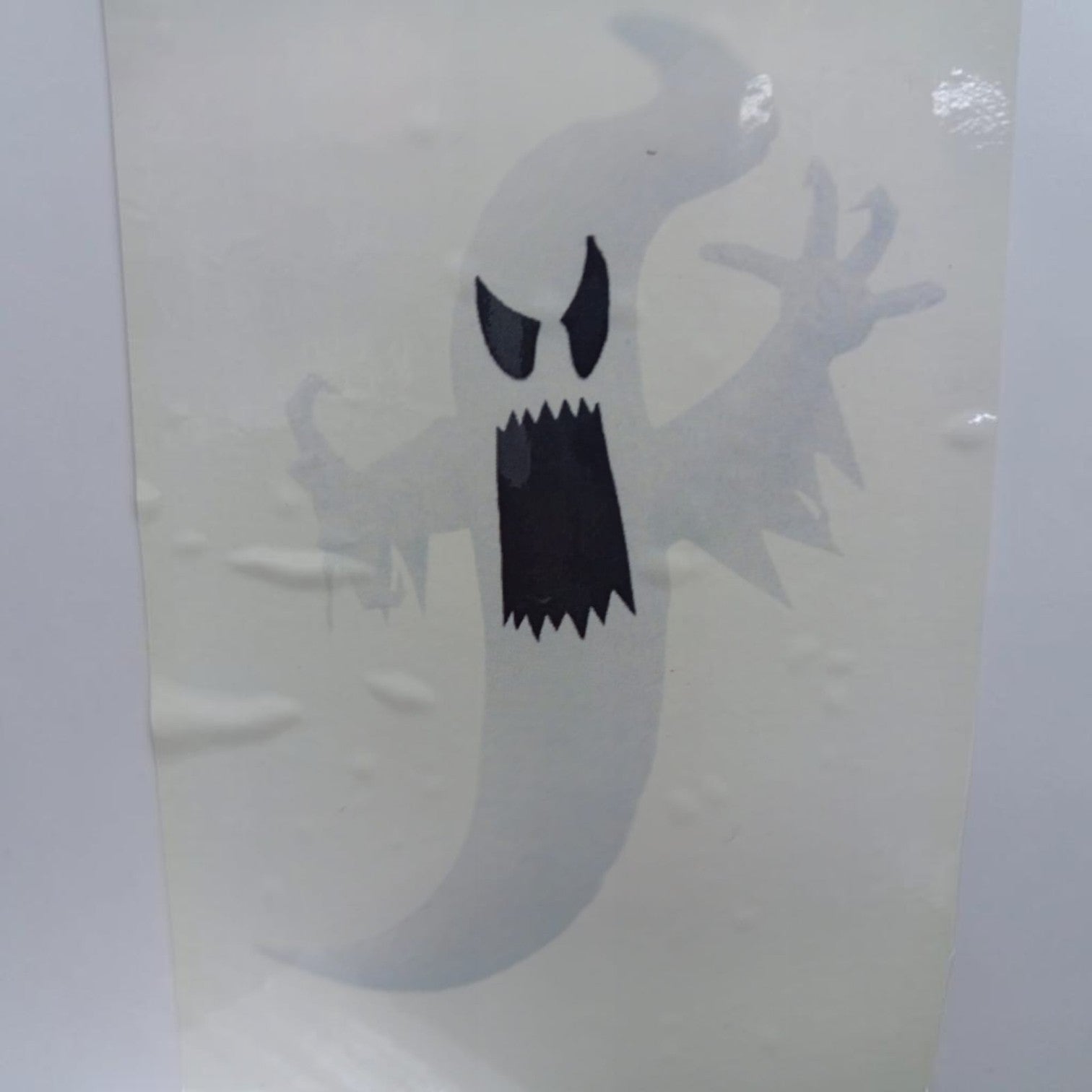Fantasma colgante inflable de PartyStore con expresión terrorífica y diseño en color blanco y negro para Halloween