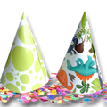 Gorritos de fiesta PartyStore con diseño de dinosaurios y patrones verdes sobre confeti colorido