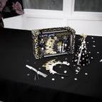 Kit de fiesta de Año Nuevo PartyStore para 8 personas con sombreros, diademas y matracas en negro y dorado