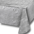 Mantel rectangular PartyStore de color plata con acabado metálico texturizado para decoración de fiestas