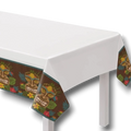 Mantel rectangular PartyStore con estampado de máscaras tiki, piñas y flores tropicales sobre fondo de madera