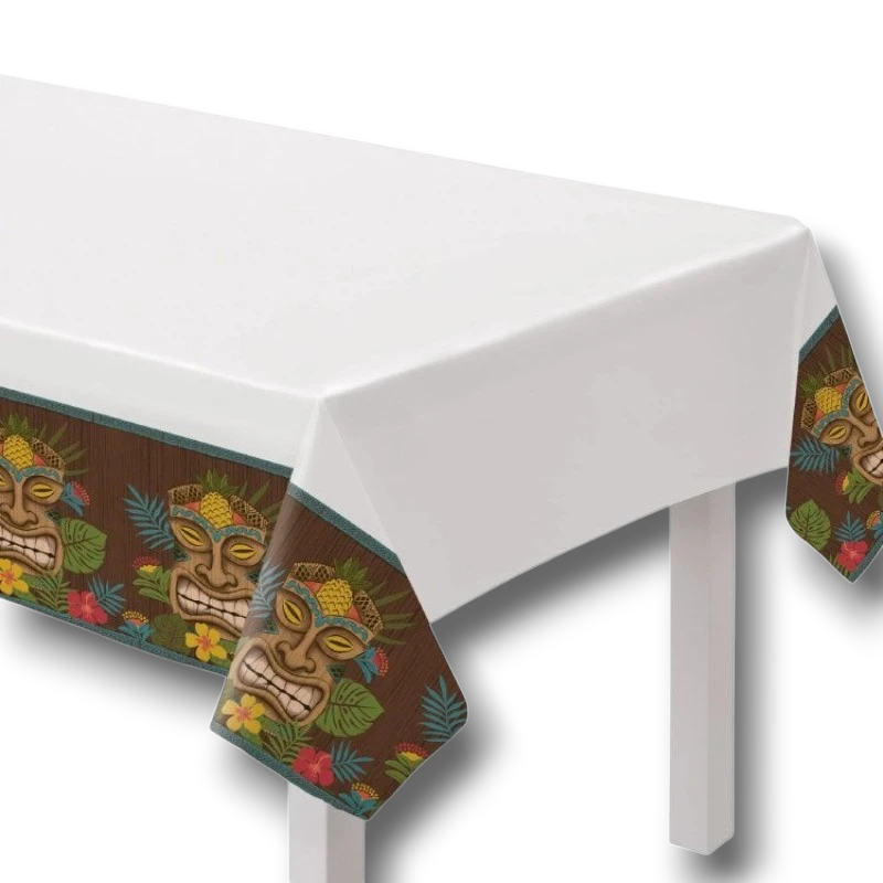 Mantel rectangular PartyStore con estampado de máscaras tiki, piñas y flores tropicales sobre fondo de madera