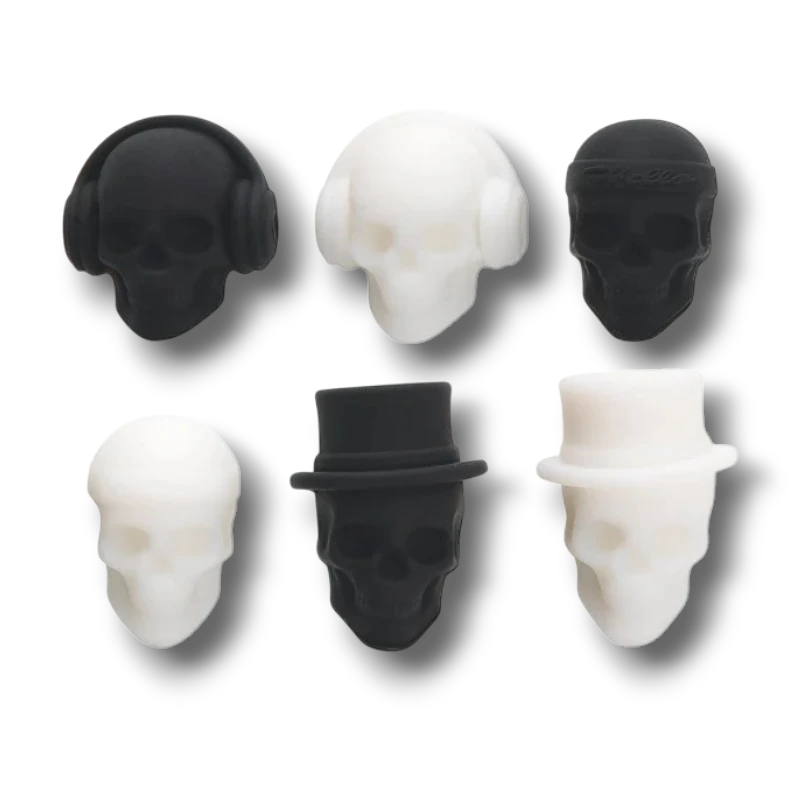 Set de 6 marcadores de bebida PartyStore con forma de calaveras de silicona en blanco y negro con accesorios