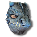 Mascara de dragon de invierno PartyStore en tonos azules con textura de escamas y colmillos amarillentos