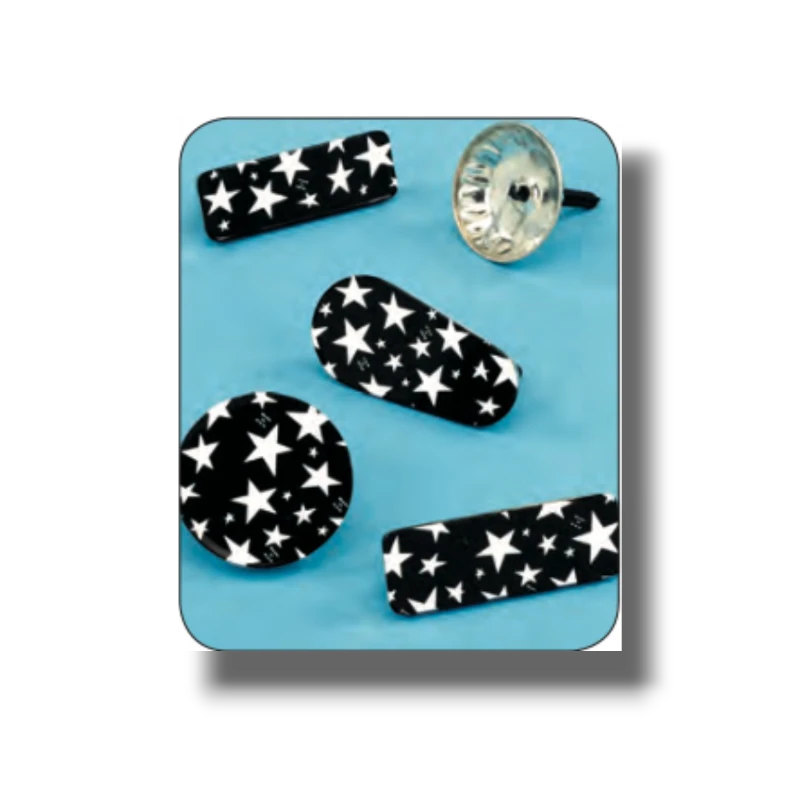 Matracas de metal PartyStore con estampado de estrellas blancas sobre fondo negro, diseño festivo y brillante