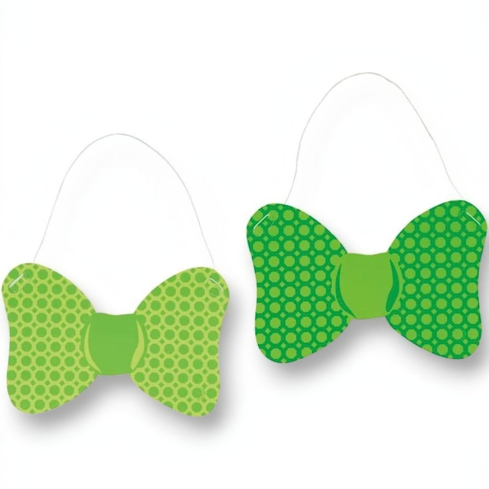 Dos moños verdes con patrón de puntos para decoración de San Patricio de PartyStore con cordón blanco para colgar