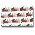 Papel de regalo PartyStore con estampado de camionetas rojas cargando pinos navideños sobre fondo de bosque nevado