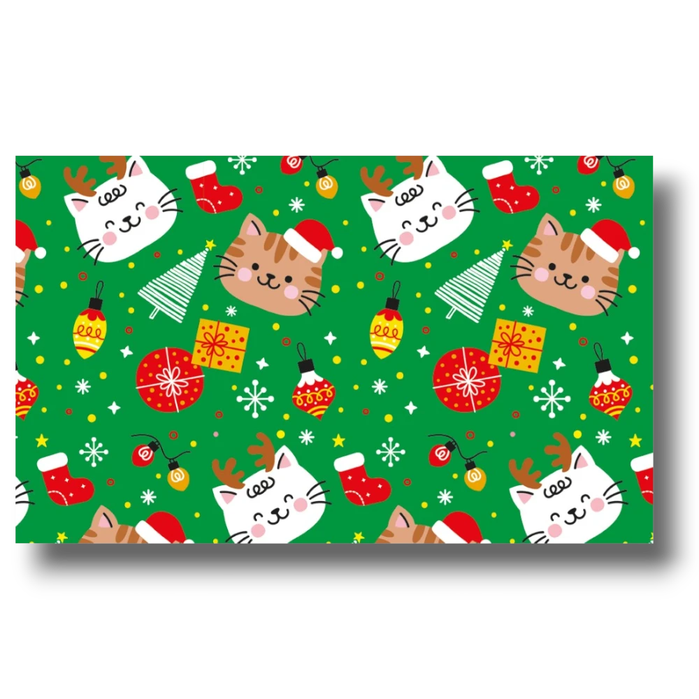 Papel de regalo PartyStore con estampado navideño de gatitos, árboles, esferas y calcetines sobre fondo verde.