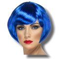 Modelo con peluca PartyStore de corte bob en color azul neón brillante para disfraces y fiestas