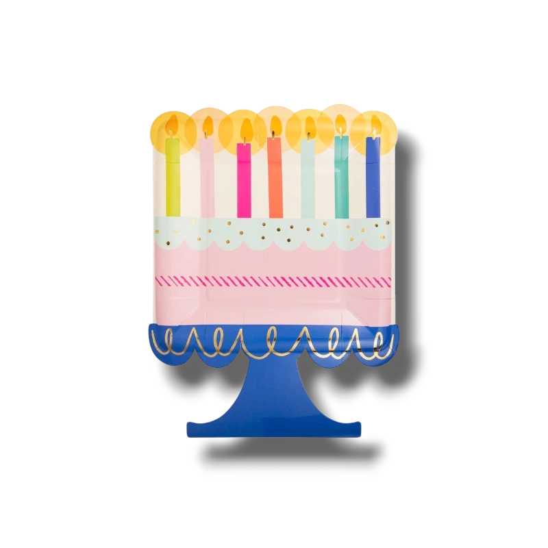 Plato de papel PartyStore con forma de pastel de cumpleaños rosa, velas coloridas y base azul con detalles dorados