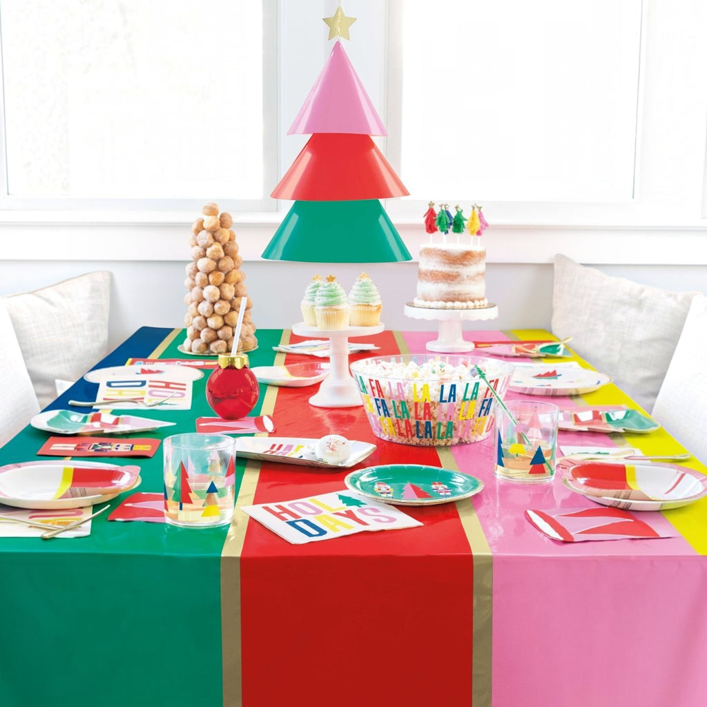 Plato rectangular de PartyStore con diseño navideño vibrante sobre una mesa decorada para fiesta festiva