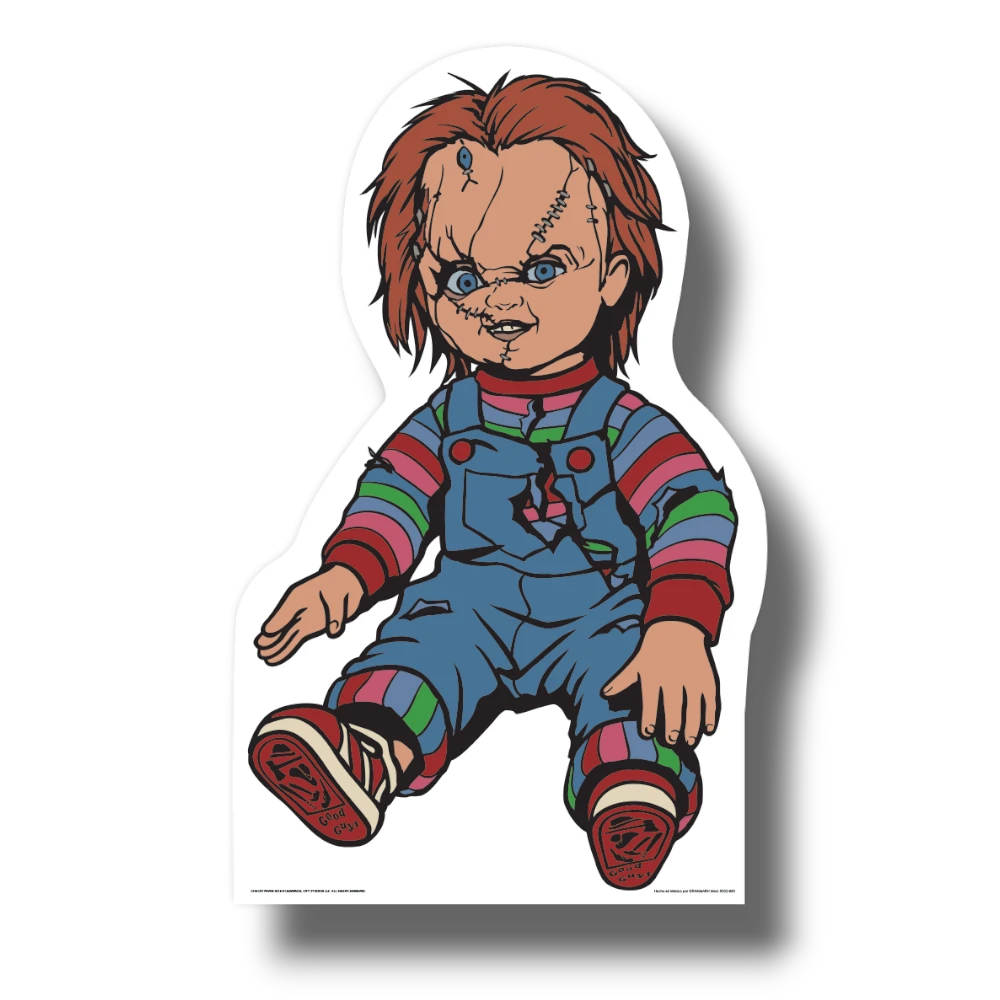 Recorte de cartón de Chucky de PartyStore con su icónico overol azul y suéter a rayas para decoración de Halloween