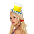 Sombrero mini de cerveza PartyStore con diseño de jarra y estampado de rombos azules y blancos sobre mujer rubia