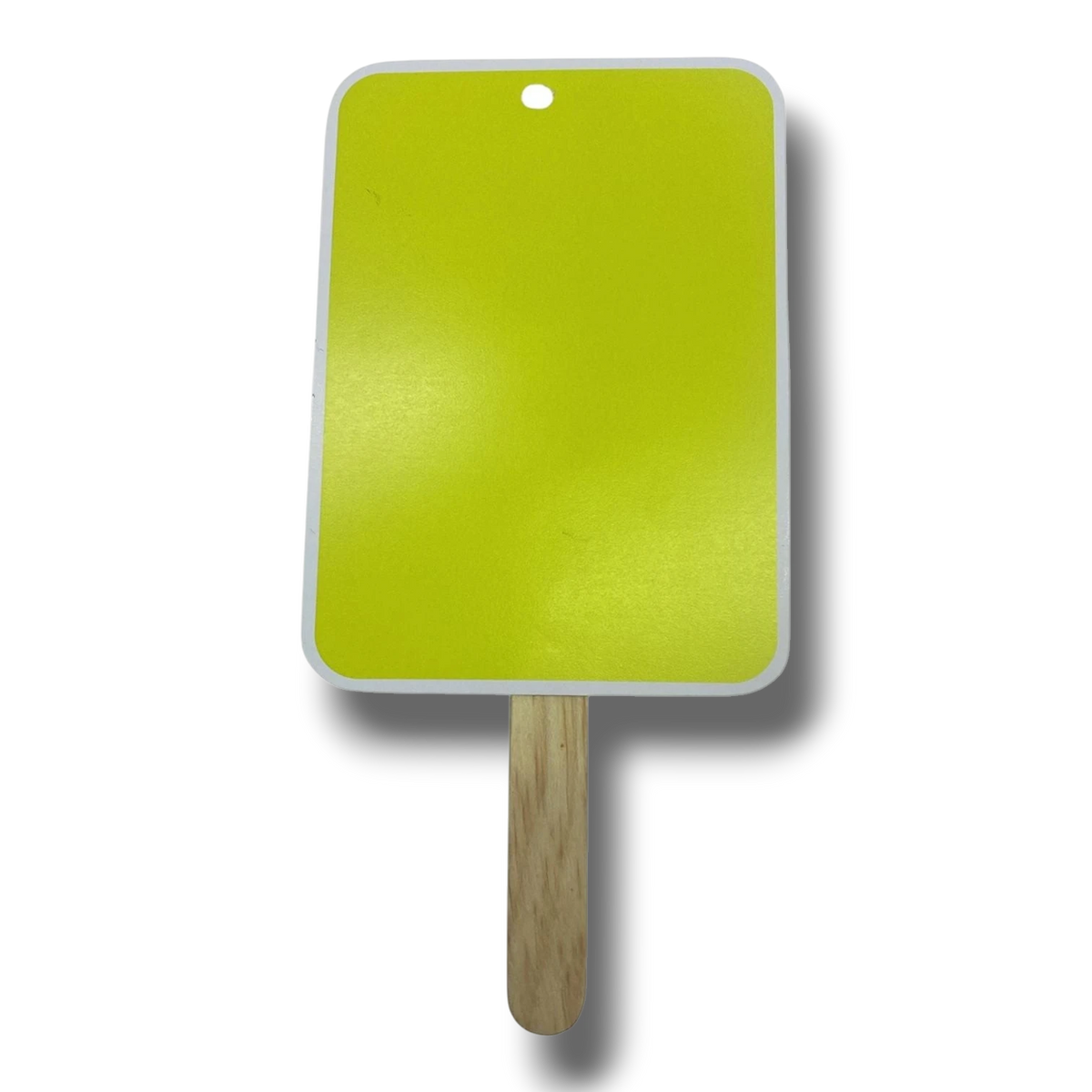 Tarjeta amarilla de PartyStore con mango de madera, accesorio ideal para fiestas temáticas y eventos deportivos