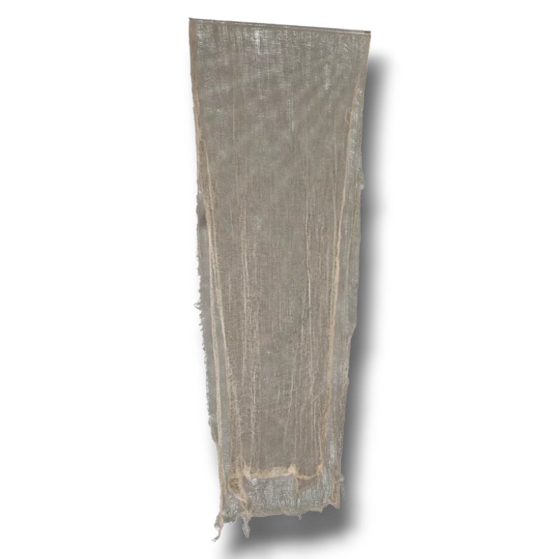 Decoración de Halloween PartyStore consistente en una tela gris desgastada con efecto de telaraña rota
