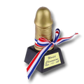 Trofeo de Willy PartyStore con forma fálica dorada, base negra y cinta tricolor con la inscripción World Champion