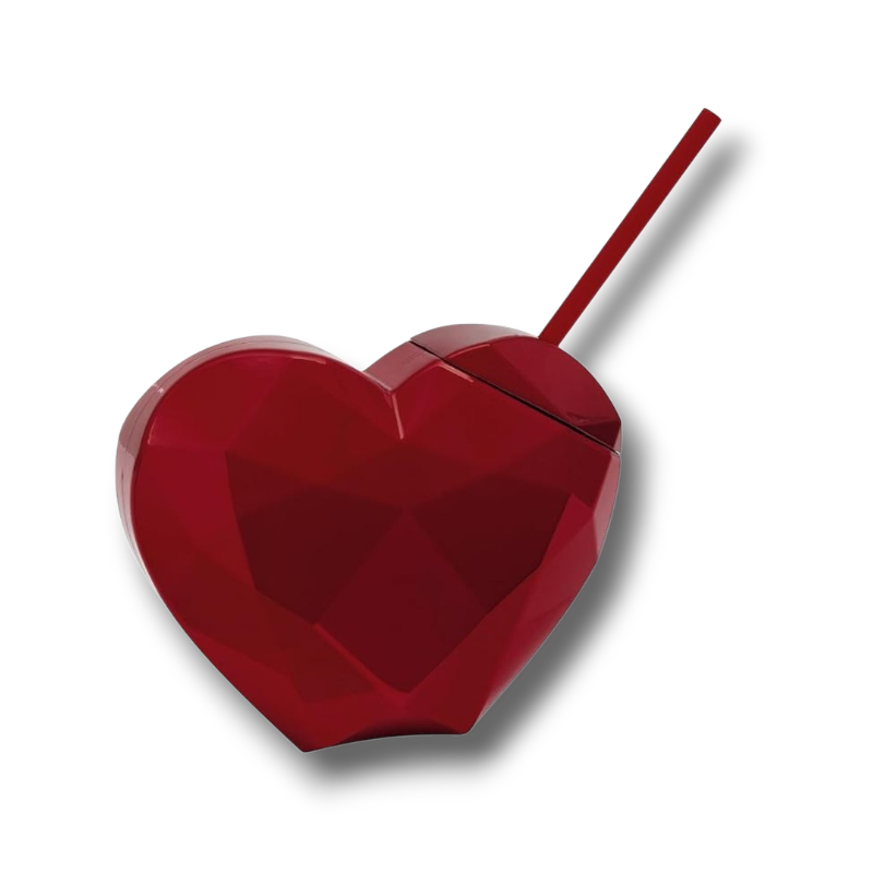Vaso PartyStore de 24oz con forma de corazón facetado en color rojo metálico y popote incluido