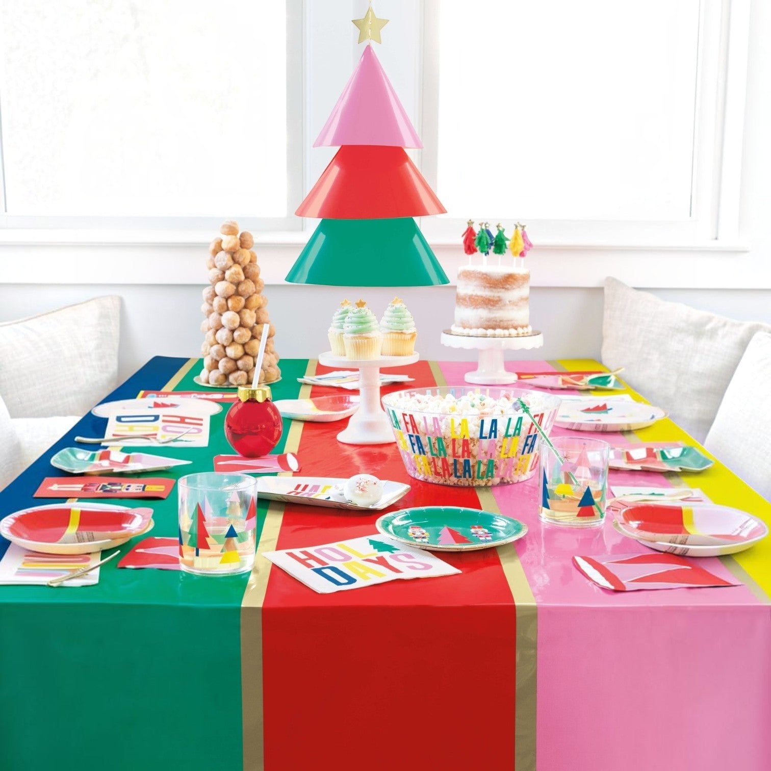 Vaso PartyStore de 12oz con diseño de esferas navideñas coloridas sobre una mesa decorada para Navidad