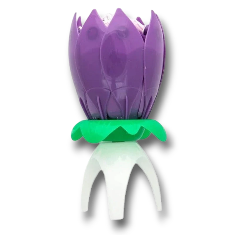 Vela musical PartyStore con forma de flor de loto morada, pétalos de plástico y base blanca para pastel de cumpleaños.