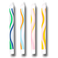 Velas de cumpleaños PartyStore con diseño de ondas multicolores sobre fondo blanco, set de 20 unidades.